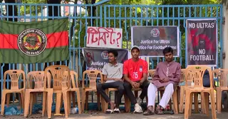 ঈদের দিনেও বাফুফে ভবনের সামনে অবস্থান আলট্রাসদের